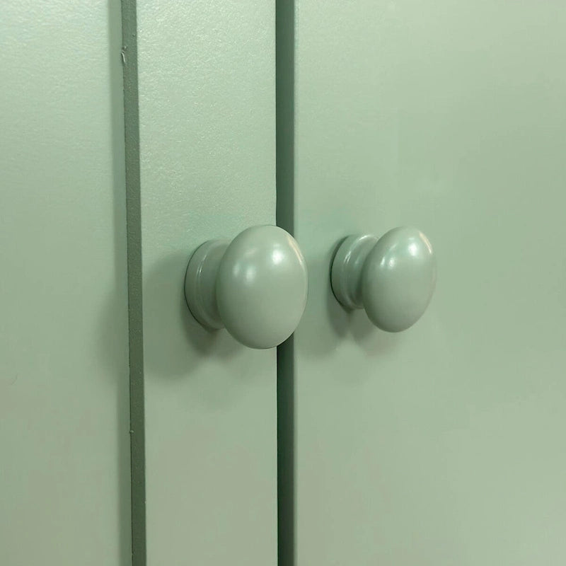 Meuble de rangement à 4 portes avec panneaux arqués, poignées rondes et pieds en pin, Vert menthe et Blanc