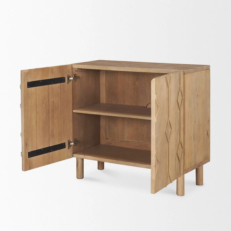 Buffet d'appoint en bois massif brun clair avec portes sculptées motif losanges et étagère intérieure