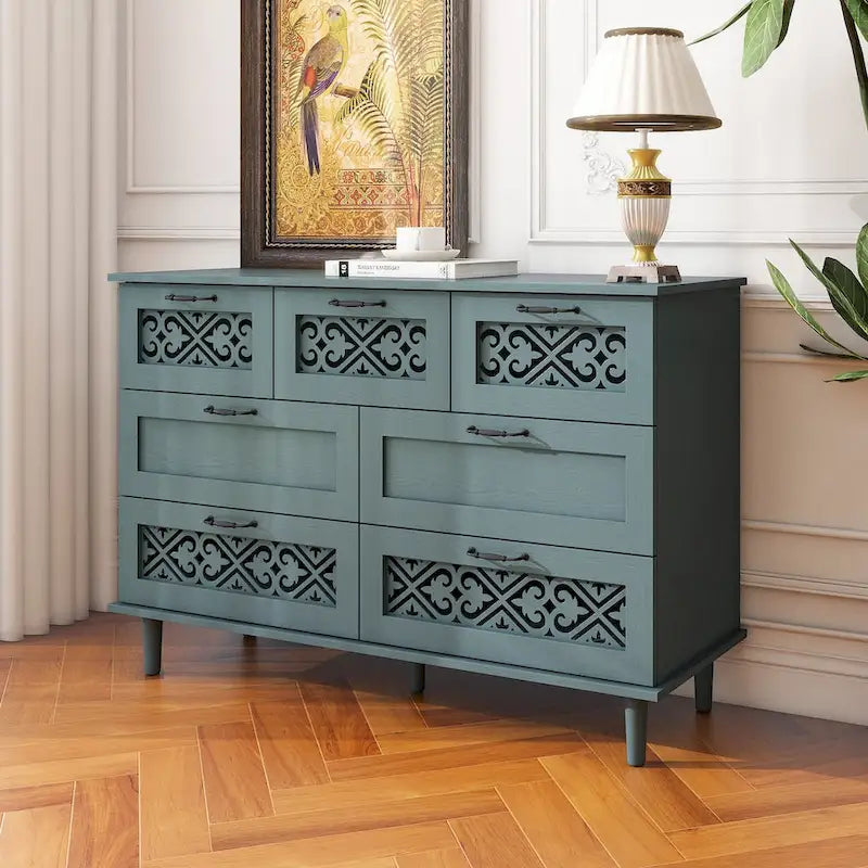 Commode 7 tiroirs en bois sculpté vert foncé avec poignées en métal et pieds en bois massif