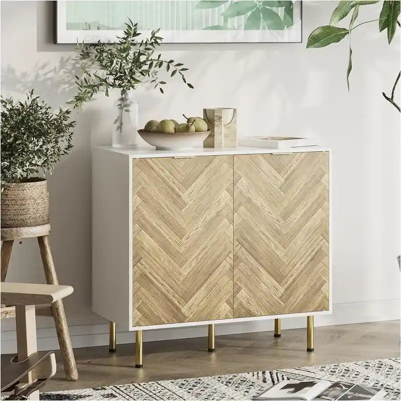 Buffet-bahut blanc à chevrons à deux portes avec pieds dorés et étagères réglables