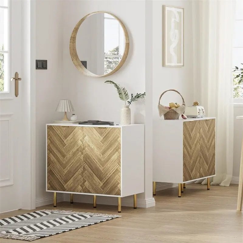 Buffet-bahut blanc à chevrons à deux portes avec pieds dorés et étagères réglables