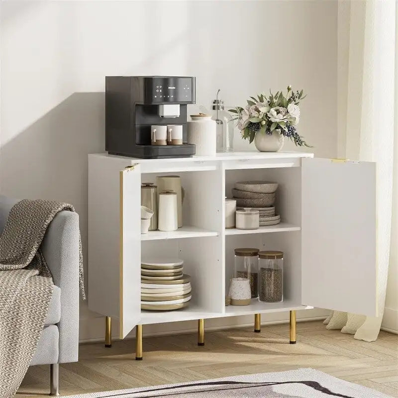Buffet-bahut blanc à chevrons à deux portes avec pieds dorés et étagères réglables