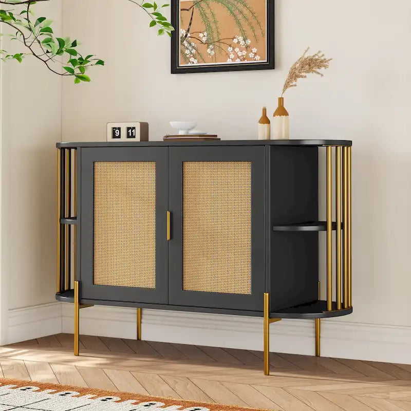 Buffet incurvé avec portes en rotin et accents dorés, noir et blanc