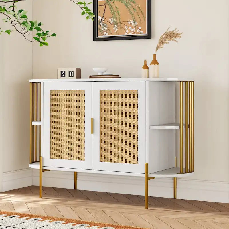 Buffet incurvé avec portes en rotin et accents dorés, noir et blanc