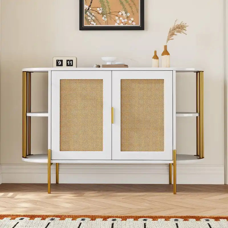 Buffet incurvé avec portes en rotin et accents dorés, noir et blanc