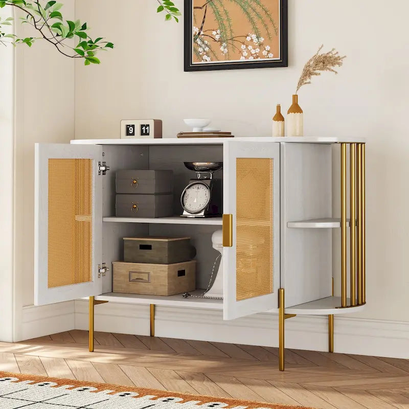 Buffet incurvé avec portes en rotin et accents dorés, noir et blanc