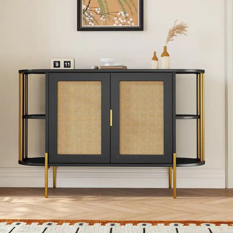 Buffet incurvé avec portes en rotin et accents dorés, noir et blanc