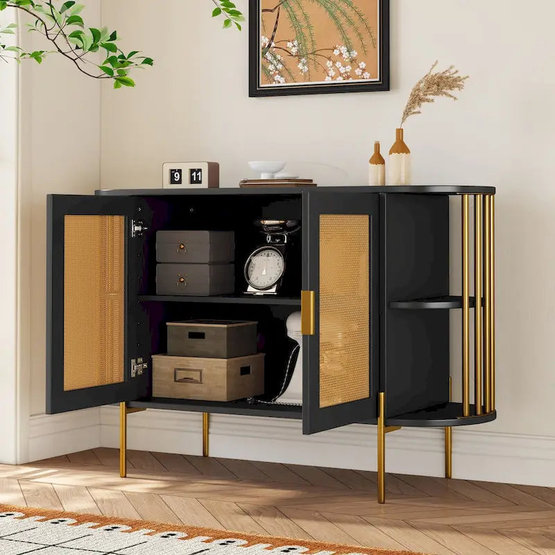 Buffet incurvé avec portes en rotin et accents dorés, noir et blanc