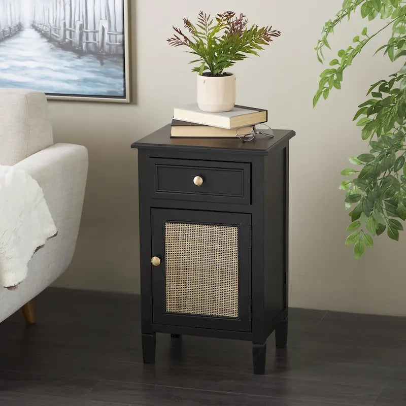 Meuble de rangement en bois noir avec porte en rotin, tiroir et poignées dorées