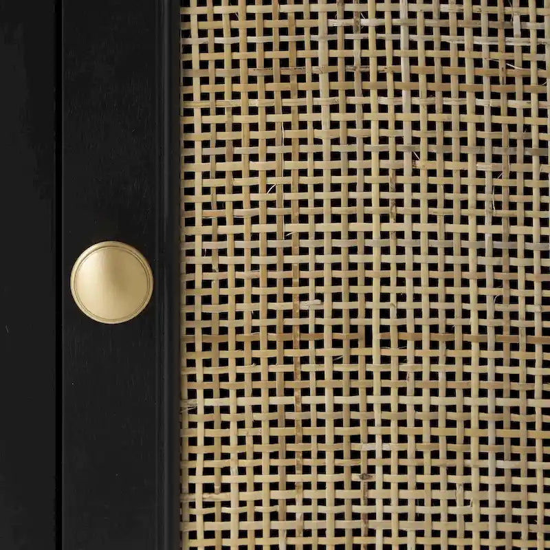 Meuble de rangement en bois noir avec porte en rotin, tiroir et poignées dorées